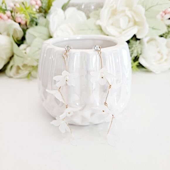 💖 2/$30 Boho white Flower Clear gold statement Floral dangle dainty Earrings - Picture 1 of 15